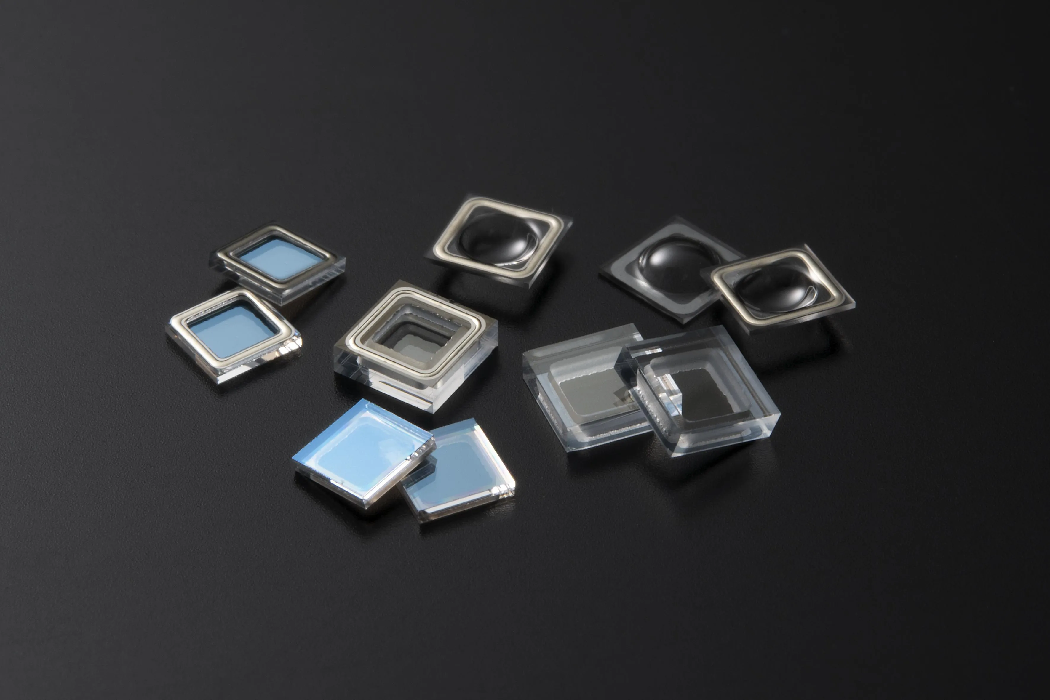 写真：UV-C LED用シール材付きリッド集合写真